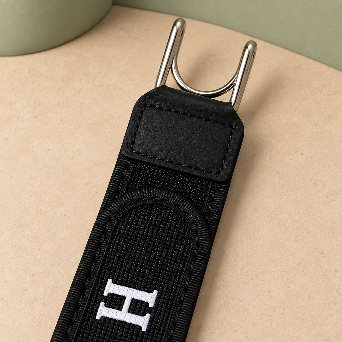 CintoFlex™ — Cinturón Elástico sin Hebilla — acercamiento de broches en negro